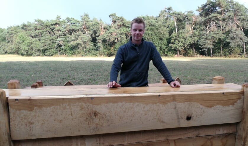 Parcoursbouwer Luuk Hermelink aan de nieuwe 'springbar'. Foto: Rob Weeber