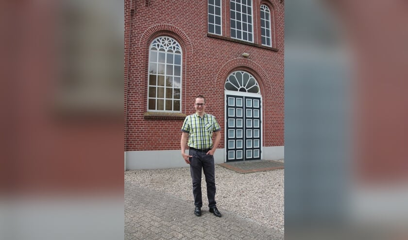 Dominee D.van der Wal voor de kerk aan de Berkenhovestraat. Foto: Lydia ter Welle