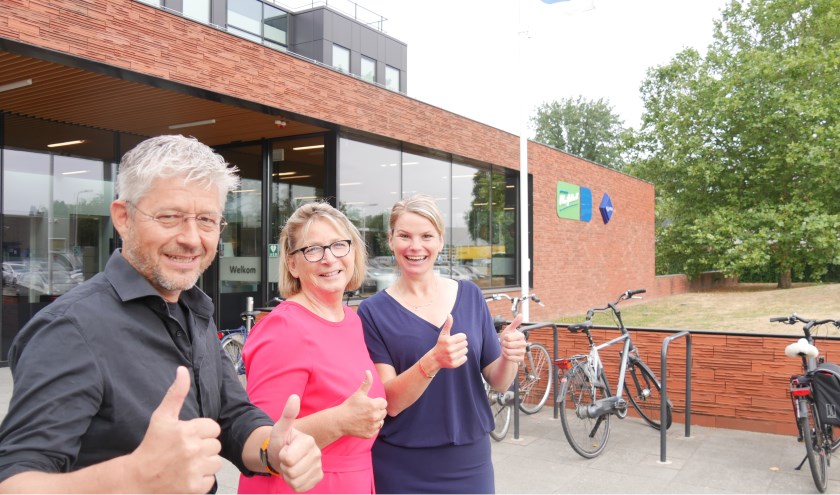 Voorzitter van het schoolbestuur Peter Wagelaar, Wethouder Ruth Meijen en directeur van De Laetare, Liselotte Friesen zijn blij dat de Kilderse Gymzaal gerenoveerd wordt in het voorjaar van 2020. Foto: Pauline Redlich