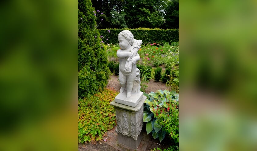Een van de vele antieke beelden die de tuinen de Wildenborch verfraaien. Foto: PR