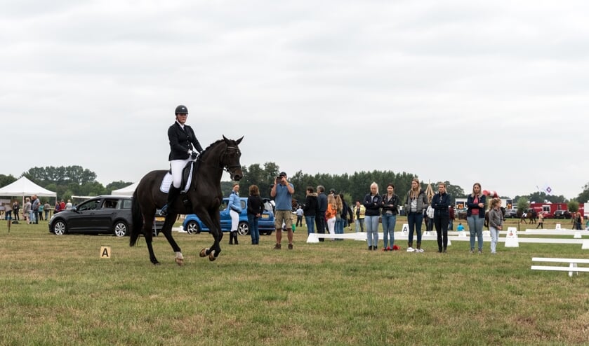 Sfeerimpressie van het evenement. Ruiter is Kim Alebregtse van de rijschool uit Zeewolde. Foto: Janette van Egten