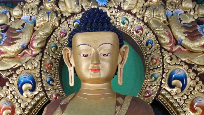 foto van beeld Buddha Sakyamuni in Dzogchen tempel