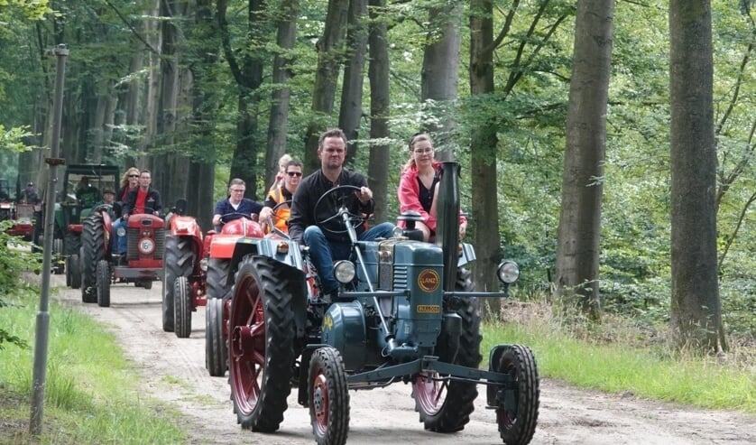 Toertocht met oldtimer tractoren doet Vorden aan