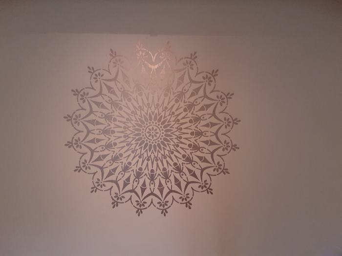 mandala op de muur van de yogaruimte 