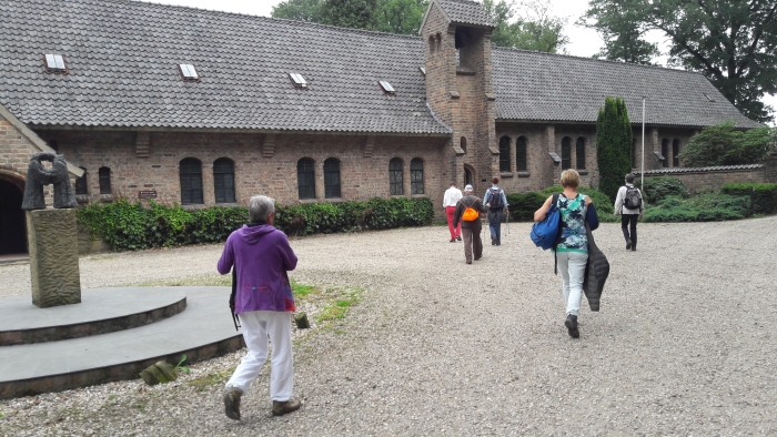 aankomst bij de abdij bij een eerdere wandeling