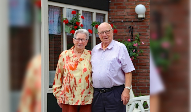 Riek en Lammert Hartgers-Abbink in de achtertuin van hun woning in Loenen. Foto: Sander Grootendorst