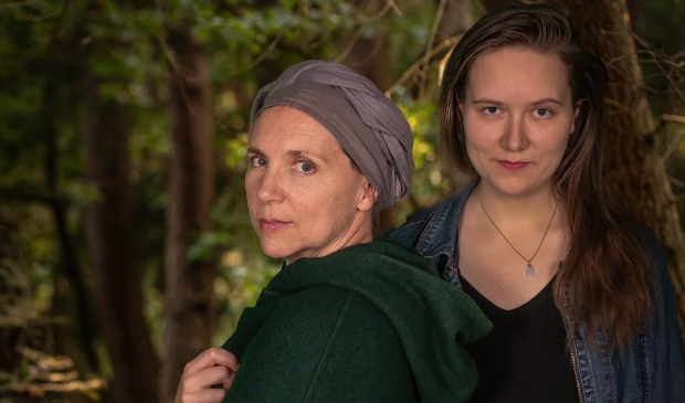 Aleyda (Manja Bedner, links) en Greetje (Julia Bedner)