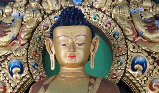 foto van beeld Buddha Sakyamuni in Dzogchen tempel