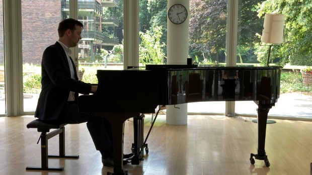 Erwin achter piano