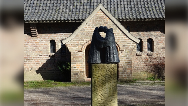 beeldengroep voor de abdij