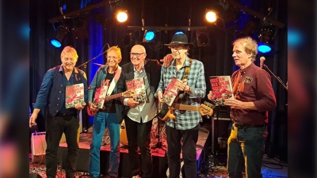 Foto van de (voormalige) bandleden Jan Kolkman, Ferdi Joly, Wimken van Diene en Paul Kemper. In het midden Dolf Ruesink.