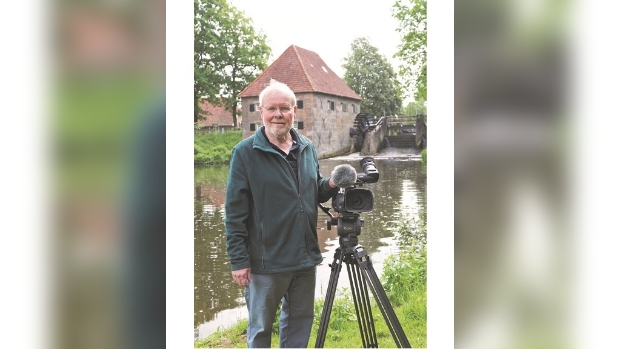 Foto: Ben Tragter aan de oever van de Berkel. 
