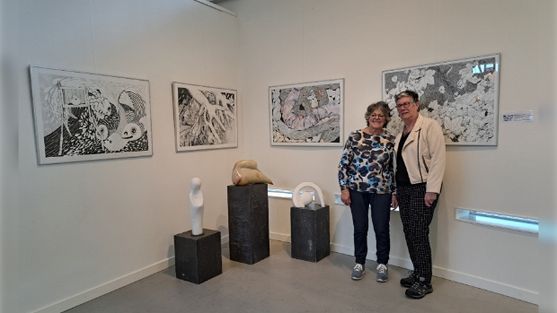Nell van de Looij (links) en Marianne Appels bij een deel van de expositie
