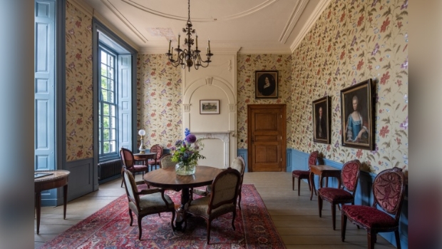 De kleurrijke salon in kasteel Hackfort