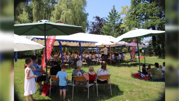 Het ging er gezellig aan toe tijdens de vorige editie van het familie-zomerconcert in park de Bleijke in Hengelo Gld.