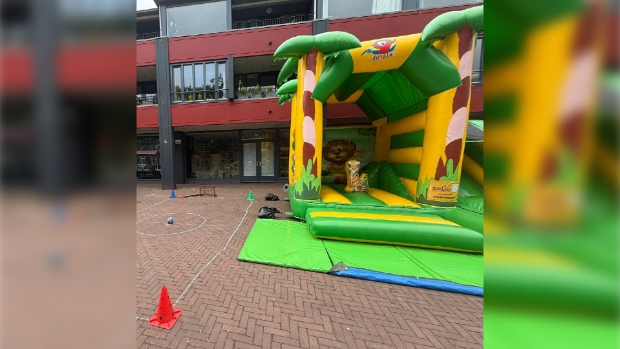 Springkussen en buitenspeelgoed.