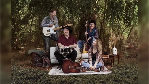 Nina Lynn met band