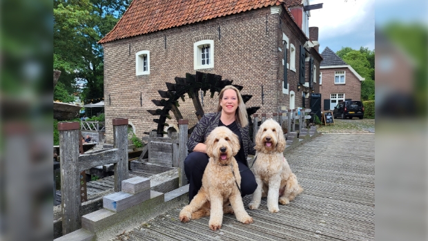 Tanja Bos, eigenaresse Gewoon Speciaal met therapiehonden Bobby & Ziggy