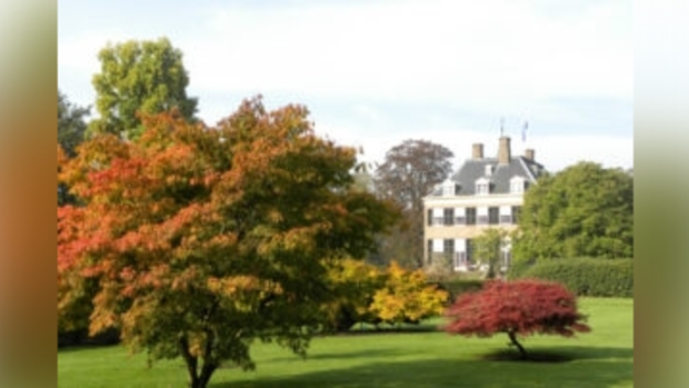 Verwolde tuin herfst huis zijaanzicht, herfstkleuren