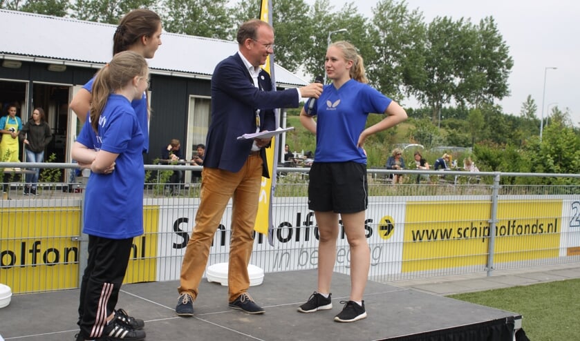 Uitreiking donatie Schipholfonds. Links Roos en Sara en rechts aanvraagster Sanne Briefjes, lid van TTV Limmen-Heiloo