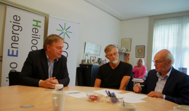 Van links naar rechts: Rob Opdam (wethouder), Ron Poppen (bestuurslid Heiloo Energie) en Carl Muller (secretaris en penningmeester Heiloo Energie). Niet op de foto maar wel aanwezig: Cor Warmer van Heiloo Energie en Dick van Zadelhoff van Zon op Nederland (Foto: Evert Visser).