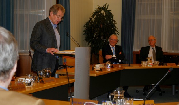V.l.n.r.: Dhr. Bergmans, burgemeester Hans Romeyn en vergader-voorzitter Hans van Halem.