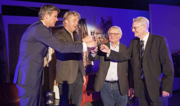 Vlnr: Burgemeester Mans (Gemeente Castricum, T. Biesterbos (Directeur Biesterbos, J. Postma (Toonbeeld), T. Kenter (Stichting Nieuw Geesterhage).