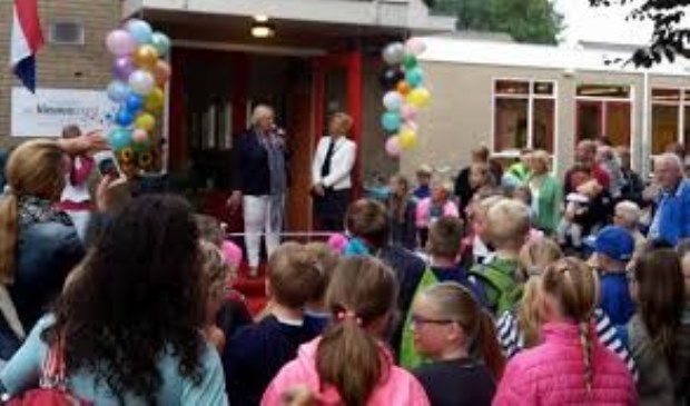 Op deze foto opent Wethouder Hollenberg opent nieuwe gebouw van basisschool het Kleurenorkest (2015)