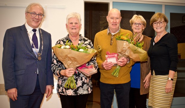 Vlnr. burgemeester Hans Romeyn, Hanny Kraan, Jaap Kraan, voorzitster Zonnebloem Heiloo Marja Vrolijk en districtshoofd Gerrie Mencke