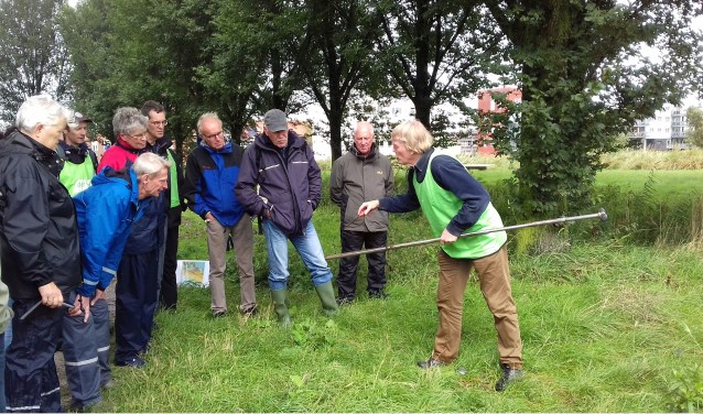 Gastdocent archeoloog Wim Bosman uit Santpoort-Zuid in actie tijdens een buitenexcursie.