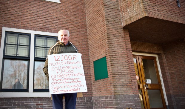 Cees Hachmang voor het gemeentehuis in Heiloo