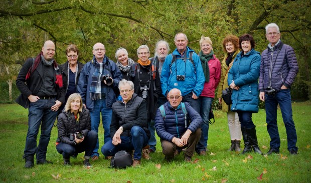 De vrijwilligers die meededen aan de fotografie workshop met in hun midden wethouder Fred Dellemijn