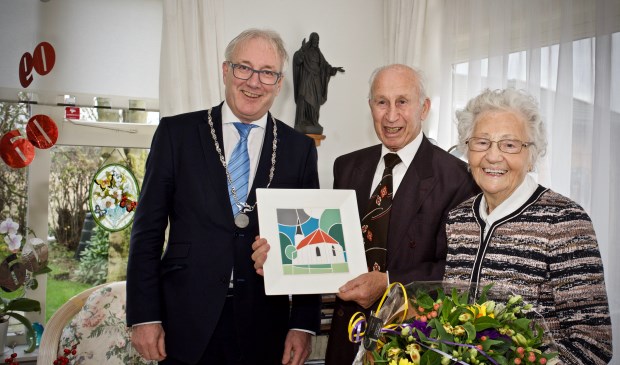 Vlnr. Burgemeester Hans Romeyn, Piet Sombroek en Tiny Sombroek-Zoon