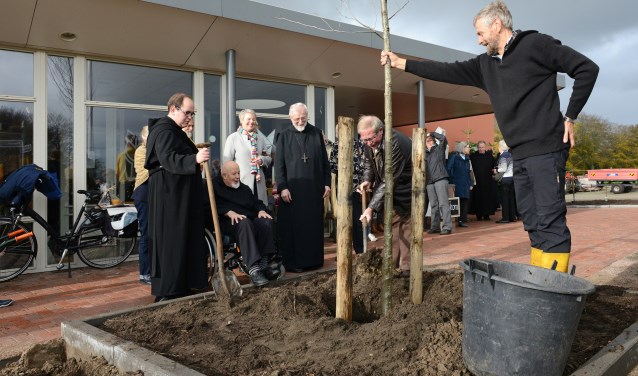 V.l.n.r.: Br. Columba Dechamps, Br. Frans Melkert, Martina Koolwijk, Abt G. Mathijsen, Ton Steenaert en Herman van de Bovenkamp.