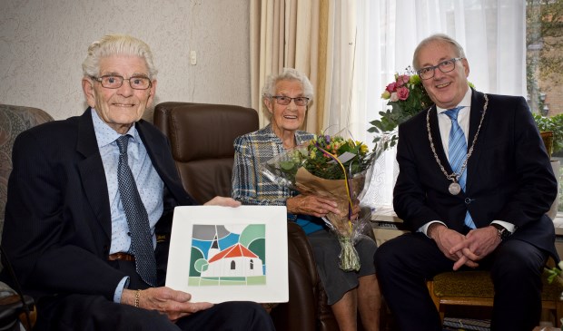 Echtpaar Kuijs-Ligthart en burgemeester Hans Romeyn