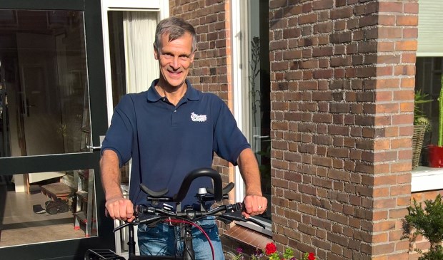 Eric en zijn fiets waarmee hij dagelijks 40 km fietst.
Foto: aangeleverd