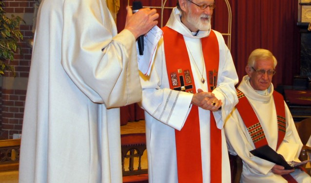 De pastores Johan Olling en Herman Helsloot met tussen hen in deken Moltzer.