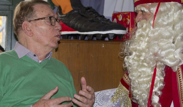 Jan Baaij in gesprek met Sinterklaas bij Geesterheem
(Foto: Anita Webbe)