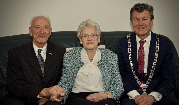 Echtpaar Hollenberg samen met burgemeester Toon Mans