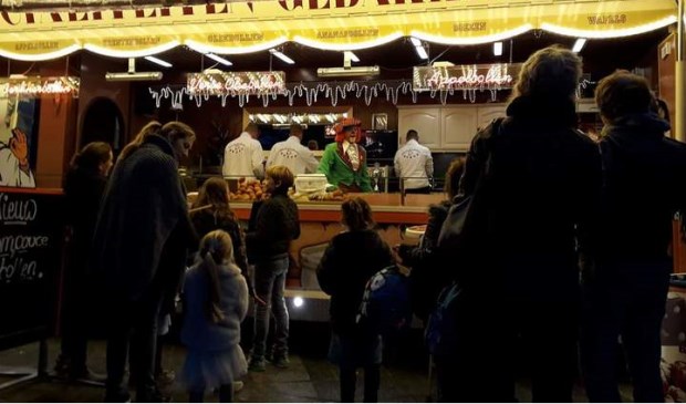 Clown Alfredo bij de oliebollenkraam van Geesterduin