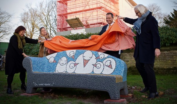 De onthulling van de Verhalenbank voor de Witte Kerk. Vlnr. Jeannette Braam, directeur bibliotheek Heiloo, Monique van Eeden, taalcoach en vrijwilligster Taalhuis, Jack van der Hoek,gedeputeerde van de Provincie Noord-Holland voor Duurzaamheid, Bestuur en Cultuur en wethouder Elly Beens