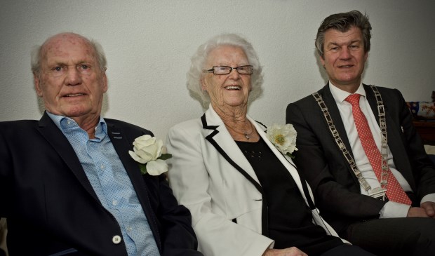 Echtpaar Arjen en Geertje Mulder en burgemeester Toon Mans