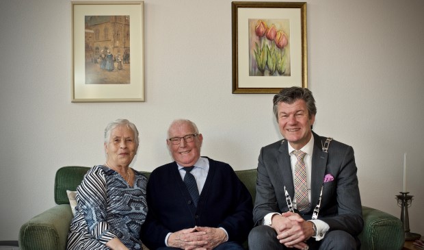 Bruidspaar Jan en Jos Seignette samen met burgemeester Toon Mans.
Rechts achter een schilderij met de tulp die door Jan gedoopt is en zijn naam draagt.