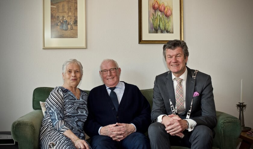 Bruidspaar Jan en Jos Seignette samen met burgemeester Toon Mans.
Rechts achter een schilderij met de tulp die door Jan gedoopt is en zijn naam draagt.