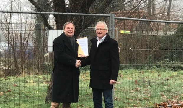 Wethouder Rob Opdam en directeur-bestuurder Dick Tromp schudden elkaar de hand op de locatie waar straks 15 sociale huurwoningen gebouwd gaan worden.
Foto: aangeleverd