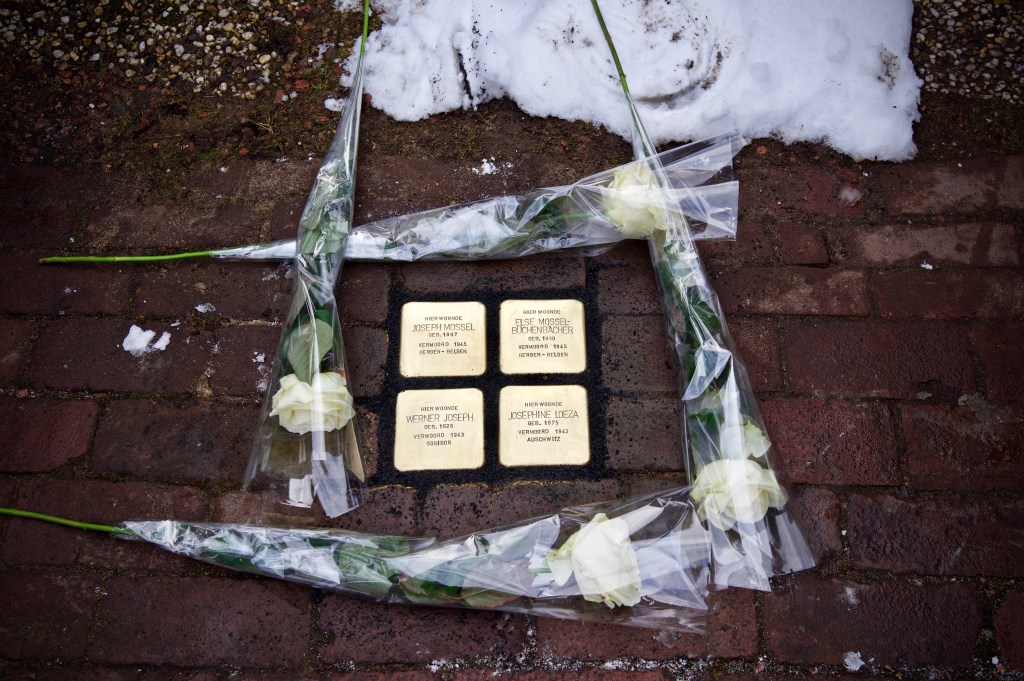 De Stolpersteine zijn ingemetseld en de bloemen zijn gelegd.
Foto: Stip Fotografie