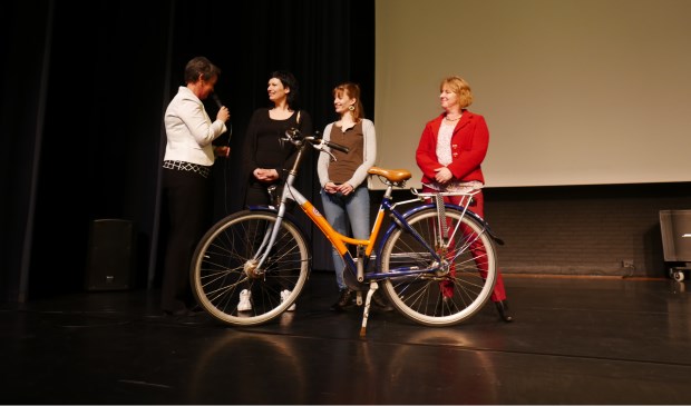 Marian van Dam (voorzitter van Rotaryclub Heiloo) overhandigt de eerste fiets aan Hilda van der Vlag, locatiemanager van AZC Alkmaar. Van links naar rechts: Marian van Dam (RCH), Hilda van der Vlag (AZC Alkmaar), Sarah Teppema (AZC Alkmaar), Lucia Admiraal (RCH).