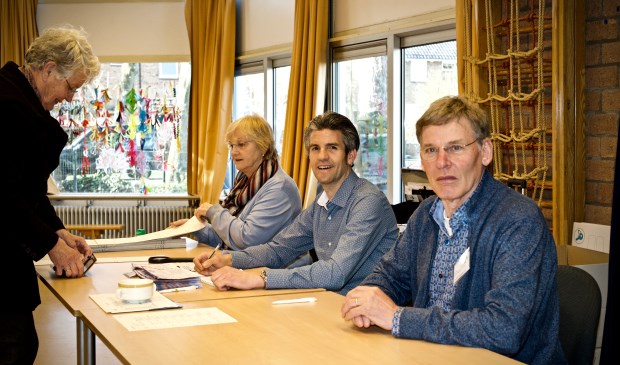 Jan van Rijckenborghschool, vlnr. Mevrouw Beemsterboer, de heer Koning, de heer Rietbroek (plaatsvervangend voorzitter stembureau)
Foto: Stip Fotografie
