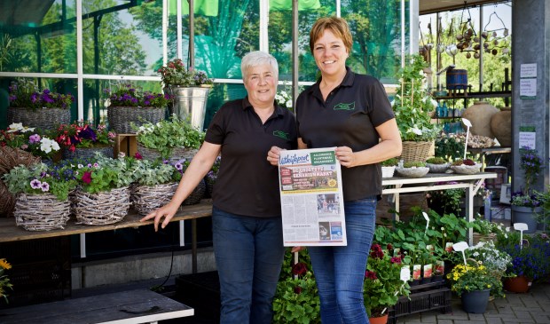 Trudie en Linda met de Uitkijkpost van vandaag