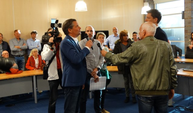 Bart van Hofwegen richt het woord tot wethouder Steeman
